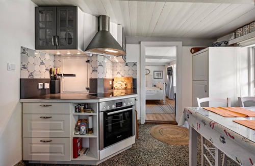 Stadum House | Vacation home 'Poppenstuuv', idyllic baroque fairytale garden, sauna, parking, Wi-Fi