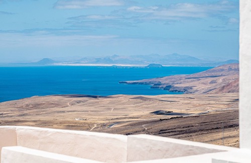 La Asomada Villa | Vacation Villa 'Lanzarote Suite Moon' with Sea View, Private Pool and Wi-Fi