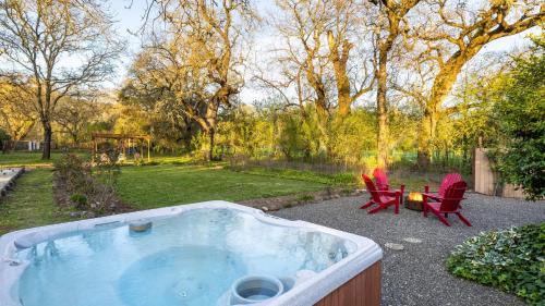Kenwood House | Valley of the Moon by AvantStay Tranquil Escape Large Yard w Hot Tub Fire Pit