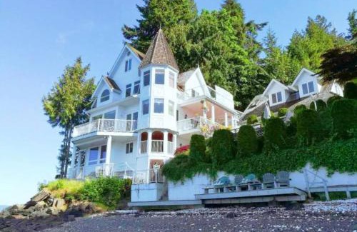 Chemainus Villa | Vancouver Castle Waterfront with hot tub beach downtown