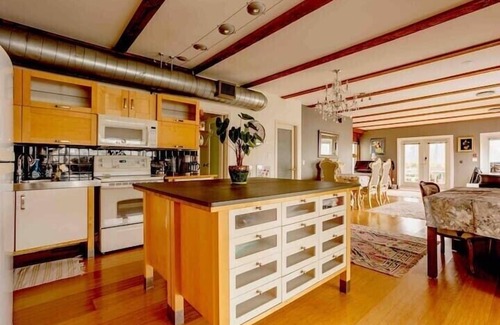 Fairview House | Vancouver Waterfront 1480SF 2BR Townhome with Deck