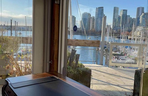 Fairview House | Vancouver Waterfront 1480SF 2BR Townhome with Deck