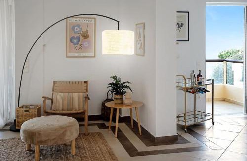 Varkiza Apartment | Varkiza Seaside and Views Retreat with Jacuzzi