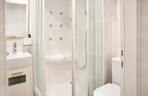 Varkiza Apartment | Varkiza Seaside and Views Retreat with Jacuzzi