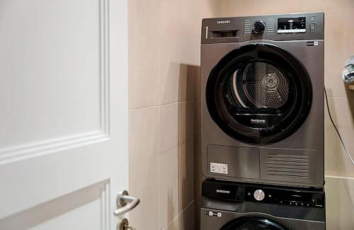 Varkiza Apartment | Varkiza Seaside and Views Retreat with Jacuzzi