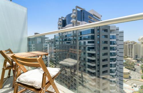 Palm Jumeirah Apartment | VayK - Modern Studio with Beach Access