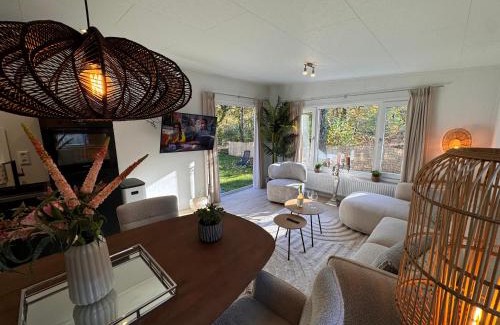 Bosgebied Hoenderloo Resort | VELUWSHOF HOENDERLOO HOLIDAYS Luxe Holidayhomes with PRIVATE JACUZZI'S - SwimmingPool - Tennis Court - Bowling - Supermarket and Children Entertainment