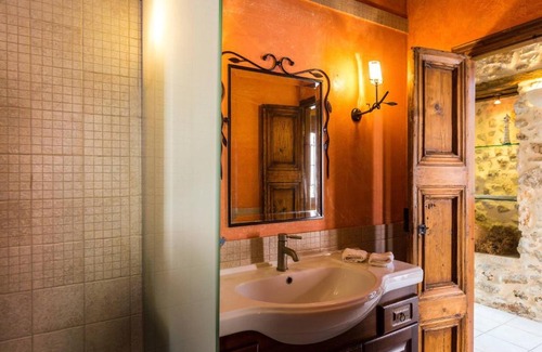 Old Town Rethymnon Apartment | Venetian Rimondi Fountain Mansion - Built In 1626