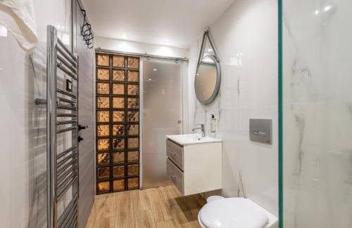 Zipari Apartment | Verdant Haven - 5 Min from the Sea