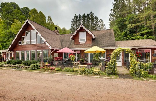 Hill Apartment | Versatile Bass Lake Cabin with Deck!