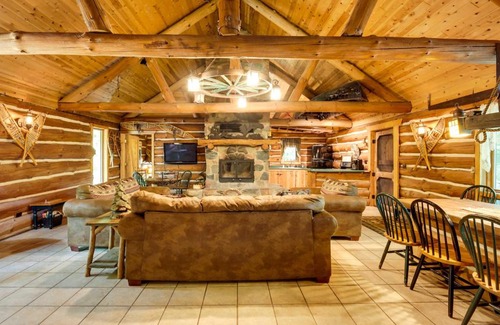 Hill Apartment | Versatile Bass Lake Cabin with Deck!