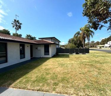 Mandurah House | Versatile summer beach house or cosy winter retreat!