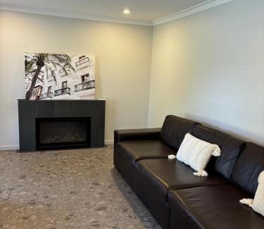 Mandurah House | Versatile summer beach house or cosy winter retreat!