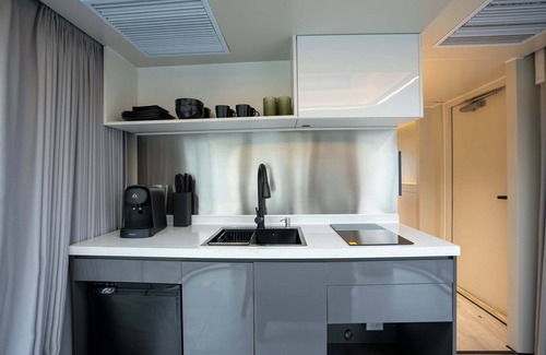 Bridgeport House | Vessel 7 - Designer Vessel by the Lake | Fire Pit Backyard Wi-Fi Ready