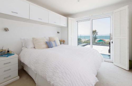 East Wittering House | Vibrant Seafront Home for 10 with Pool