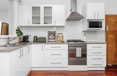 Bedford House | Vibrant Urban Retreat – Chic Lounge & Garden Deck | 4BR in Bedford