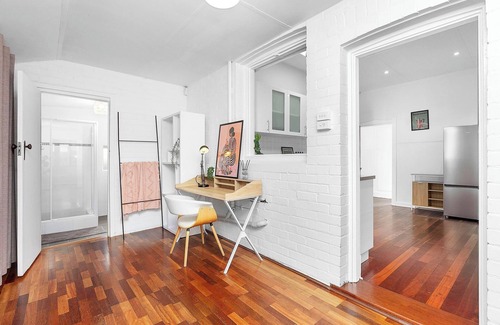 Bedford House | Vibrant Urban Retreat – Chic Lounge & Garden Deck | 4BR in Bedford