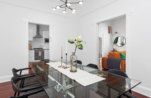 Bedford House | Vibrant Urban Retreat – Chic Lounge & Garden Deck | 4BR in Bedford