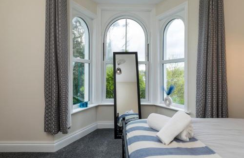 Felpham Villa | Victoria Cottage Seaside - Spacious 4-BR in Bognor Regis,close to Beachfront & 2 minutes from Butlins Holiday Camp