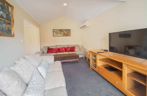 North Bendigo House | Victorian Cottage Memoir Walk to Hospital