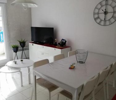 Sainte-Cecile-Plage Apartment | Vie de famille