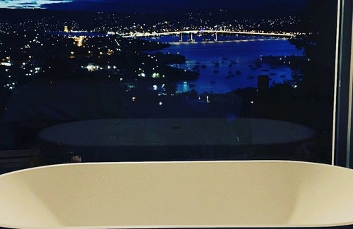 Lindisfarne Apartment | View Studio - Amazing Views, Stone Bath, King Bed