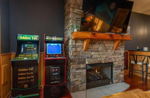 Wolf Laurel House | Views For Miles HotTub-PoolTable FirePit Remodeled