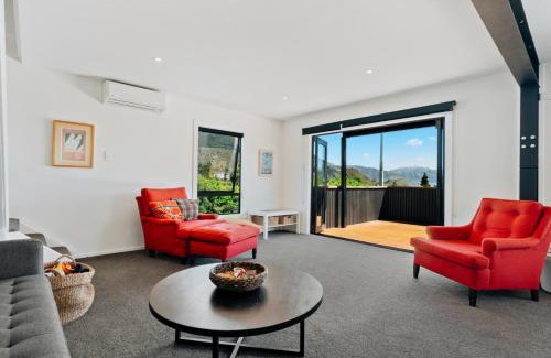 Lake Hawea House | Views on Parry - Lake Hāwea Holiday Home