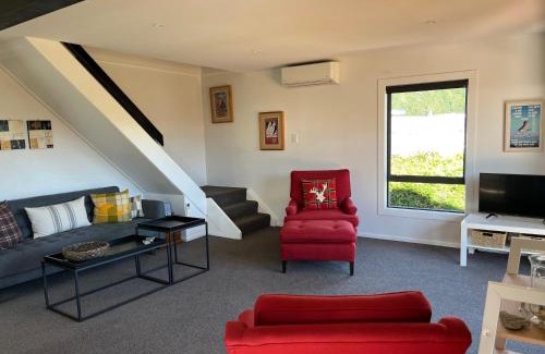 Lake Hawea House | Views on Parry - Lake Hāwea Holiday Home