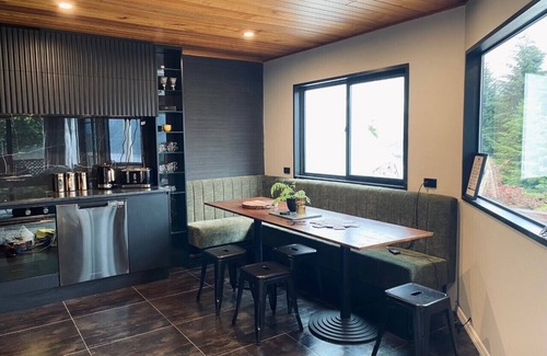 Fernhill House | Views Views Views! 4Bed Stylish Oasis 5 mins to CBD