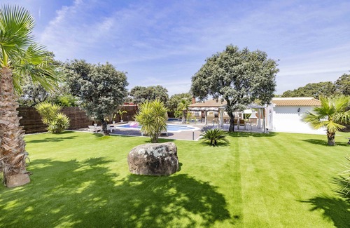 Castilblanco de los Arroyos Villa | Villa 'Mis Raices' with Private Pool, Wi-Fi and Air Conditioning