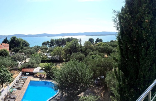 Sveti Filip i Jakov Apartment | Vila Smirna 4 * with pool - 10 different ap. view, 120 m to the beach