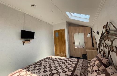 Chisinau House | Villa aeroport розовый дом