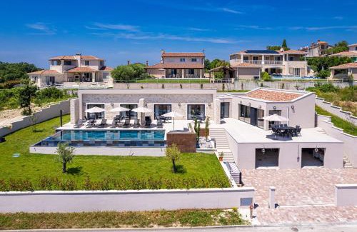 Vizinada Villa | Villa Andrea Double or Twin Rooms with pool, balcony and parking