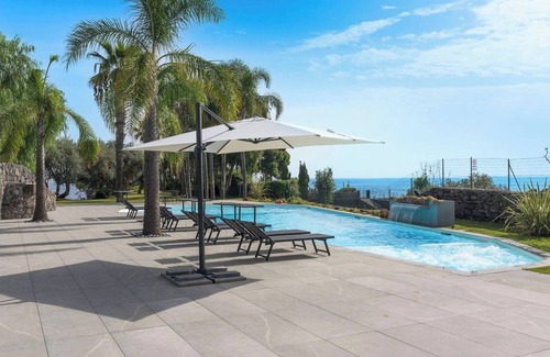 Stazzo Apartment | Villa Anemone (Iris) - sea front apartment