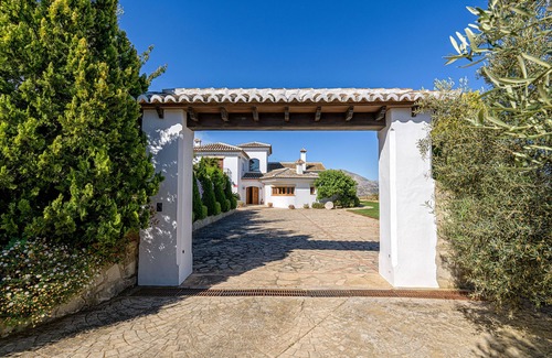 Antequera Villa | Villa Antequera with mountain views
