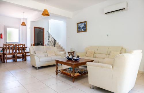 Peyia Town Villa | Villa Aspasia in Peyia, Private Pool & 3 Ensuite Bedrooms