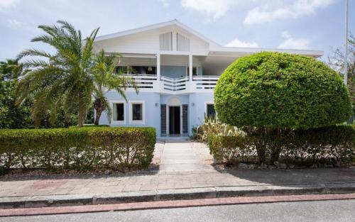Marie Pampoen Villa | Villa at secured gated resort near Mambo Beach!