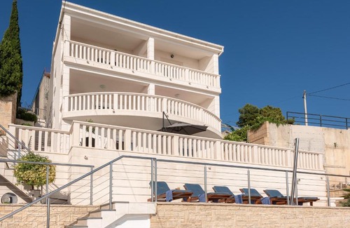 Stanici Villa | Villa Awelon Omis Riviera