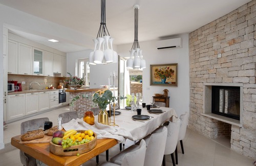 Labinci Villa | Villa Bincila Exclusive for 12 persons, pool, 6 bedrooms, pets allowed, garage