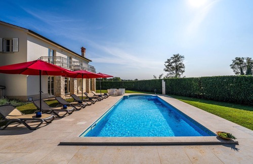 Labinci Villa | Villa Bincila Exclusive for 12 persons, pool, 6 bedrooms, pets allowed, garage