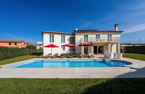 Labinci Villa | Villa Bincila Exclusive for 12 persons, pool, 6 bedrooms, pets allowed, garage