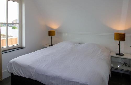 Delfstrahuizen Villa | Villa by the Water with Sauna and Terrace