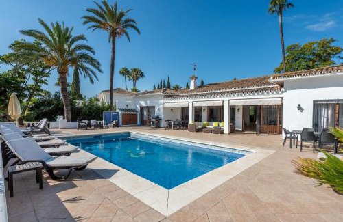 Nueva Andalucia Villa | Villa Casa La Concha - Luxury 6 bedroom Villa in Marbella, Beautiful Mountain View, Heated Swimming Pool, 15min walk to Puerto Banus Beaches, Sleeps up to 12