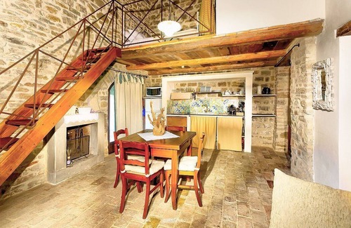 Umbertide House | Villa Cenobio F: A characteristic and welcoming apartment that is part of an ancient country house made of stone, with Free WI-FI.