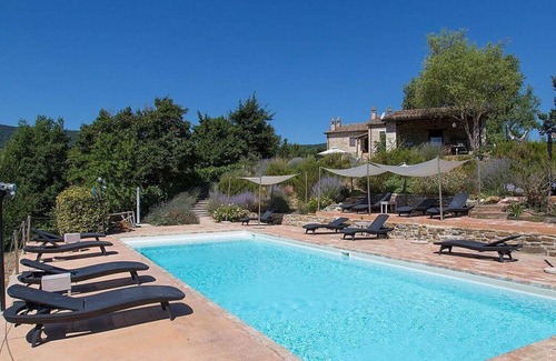 Umbertide House | Villa Cenobio F: A characteristic and welcoming apartment that is part of an ancient country house made of stone, with Free WI-FI.