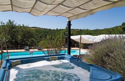 Umbertide House | Villa Cenobio F: A characteristic and welcoming apartment that is part of an ancient country house made of stone, with Free WI-FI.