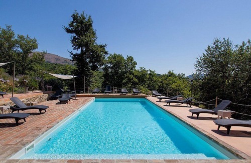 Umbertide House | Villa Cenobio F: A characteristic and welcoming apartment that is part of an ancient country house made of stone, with Free WI-FI.