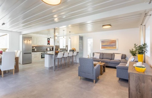 Rantatika Villa | Villa Constadina Large Private Pool, A/C, WiFi