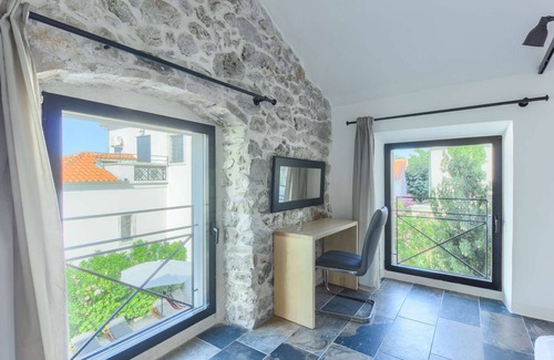 Tkon Villa | Villa Cubismo - with a pool for 18 guests, close to restaurants and cafes